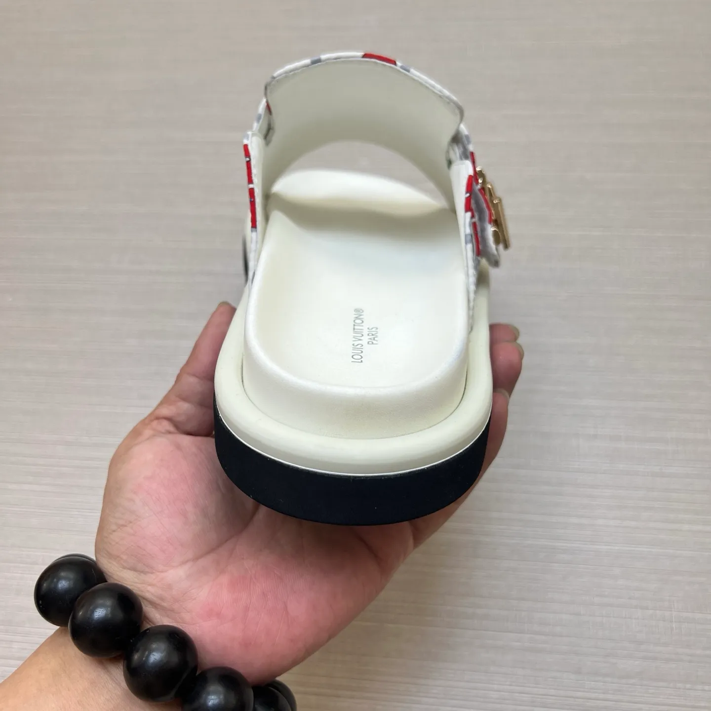 Factory price: 360💰【LOUIS VUITTON】Louis Vuitton, LV printing, men's and women's slippers are on the market, drawer box packaging with cloth bag, card, the upper pattern looks very soft and waxy, super versatile leg slimming artifact. Fabric: imported denim/canvas/old fabric, LV hardware LOGO, official website pattern printing, comfortable to wear, foot pads: high elastic men's shoes💰U water table. Sole: foam sole, heel height: about 5cm. Code number: 35-46, 35, 45, 46 are custom-made and non-returnable. Color: multiple colors and styles available.